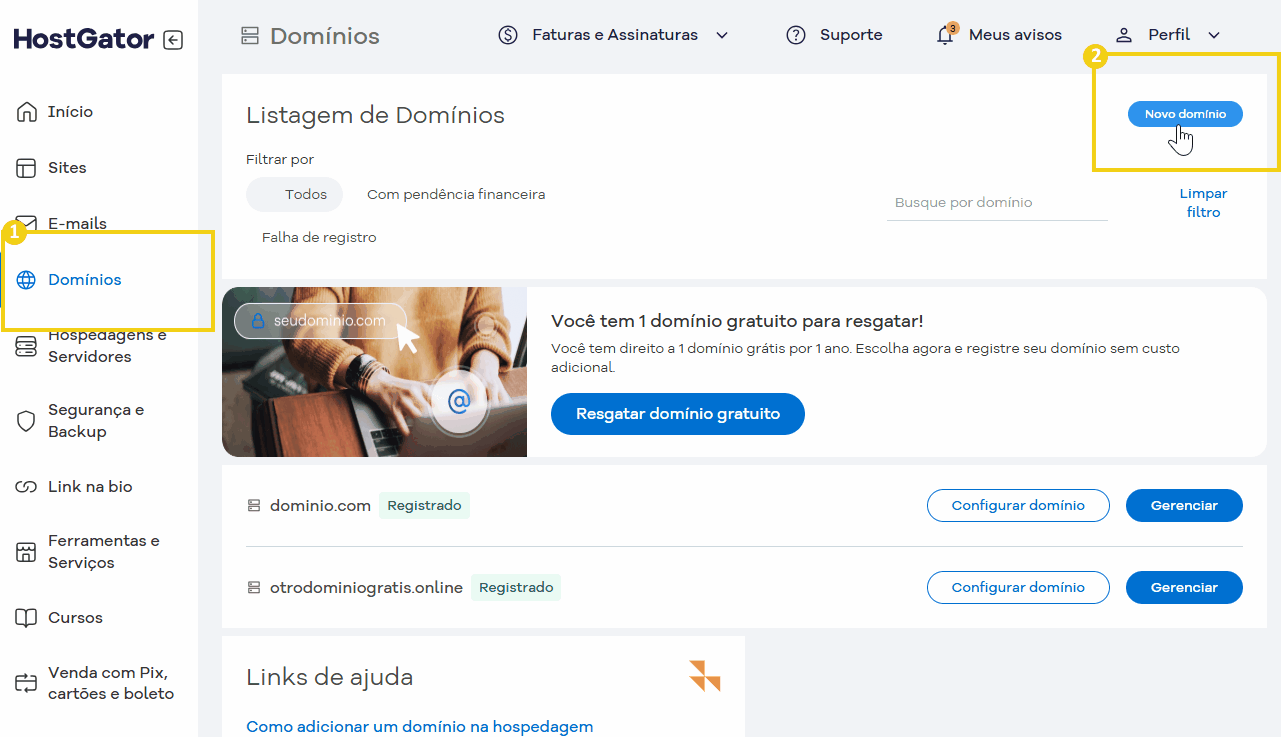 Tela do painel do HostGator exibindo a lista de domínios registrados e a opção de criar um novo domínio.