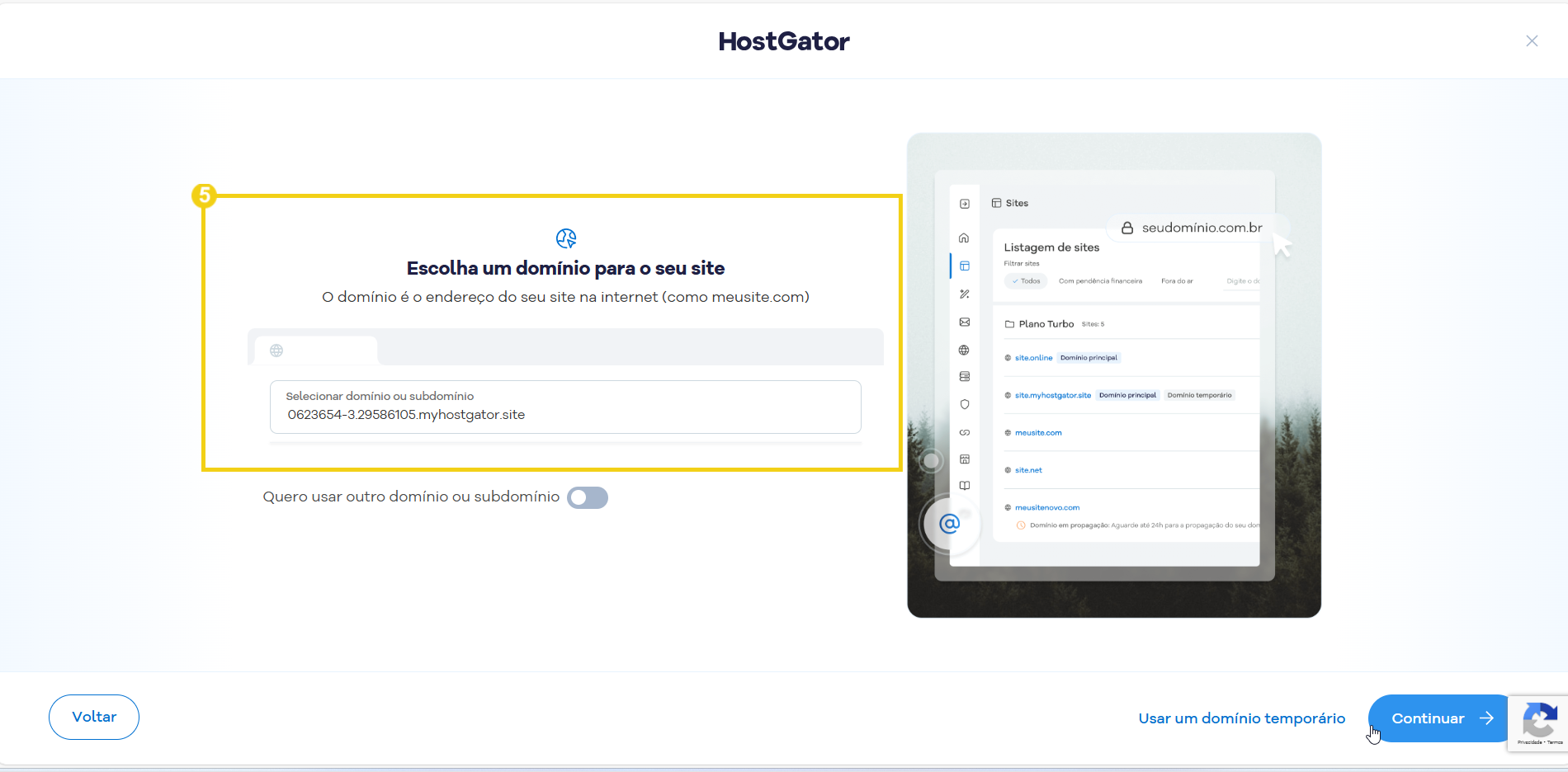 Imagem de uma tela de computador e tablet mostrando o processo de escolha de domínio para criar um site com HostGator, plataforma de hospedagem e criação de sites