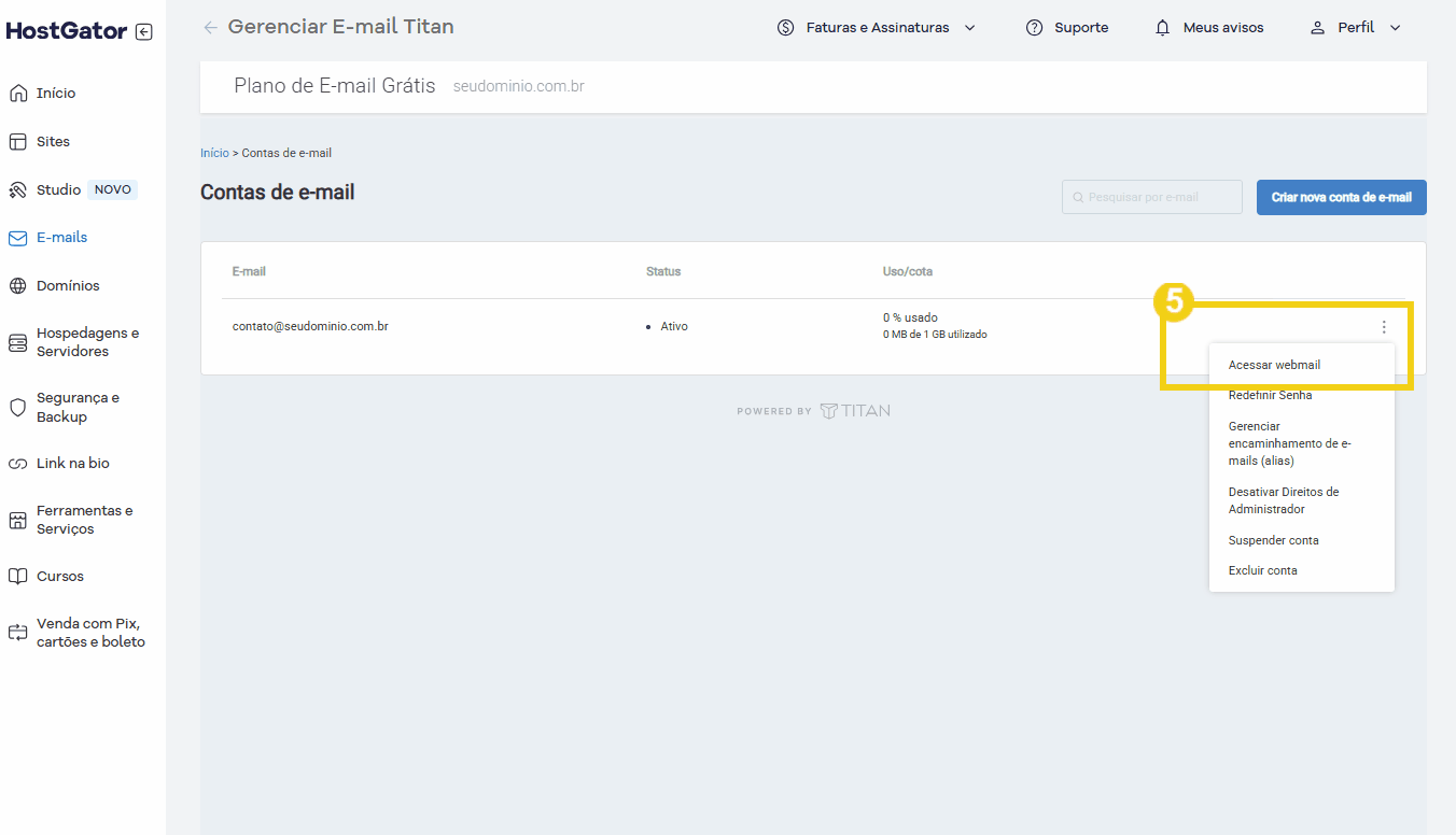 Tela de gerenciamento de contas de e-mail no painel Titan, com destaque para opção de acessar o webmail