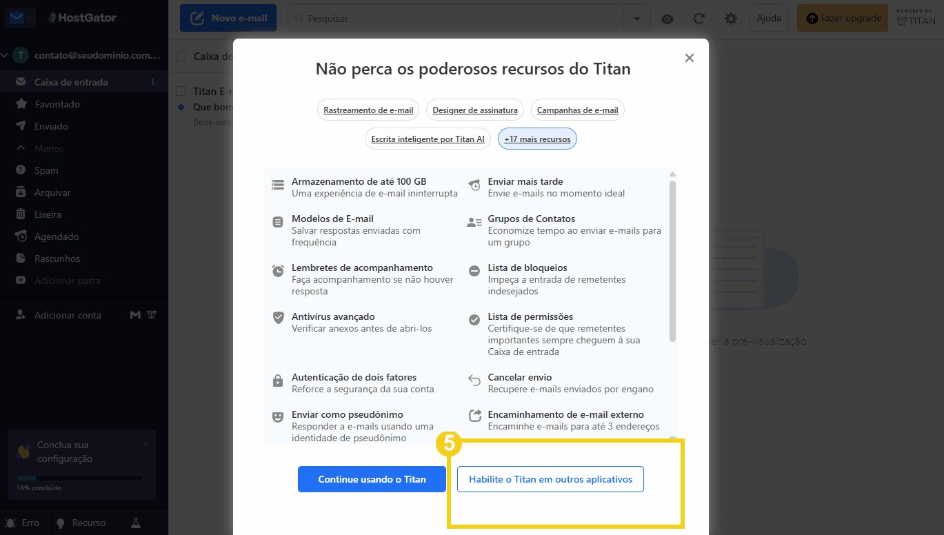 Tela do recurso de encaminhamento de e-mail externo no Titan, destacando a opção de encaminhar e-mails até 3 endereços. Interface de configurações de e-mail seguro.