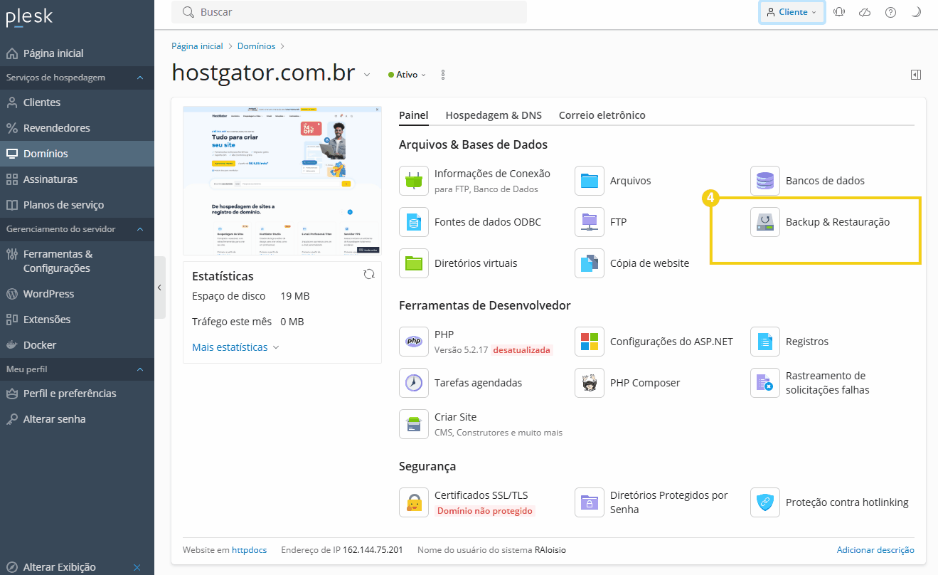 Tela de painel de controle do Plesk mostrando opções de gerenciamento de domínios, banco de dados e backups, incluindo backup e restauração