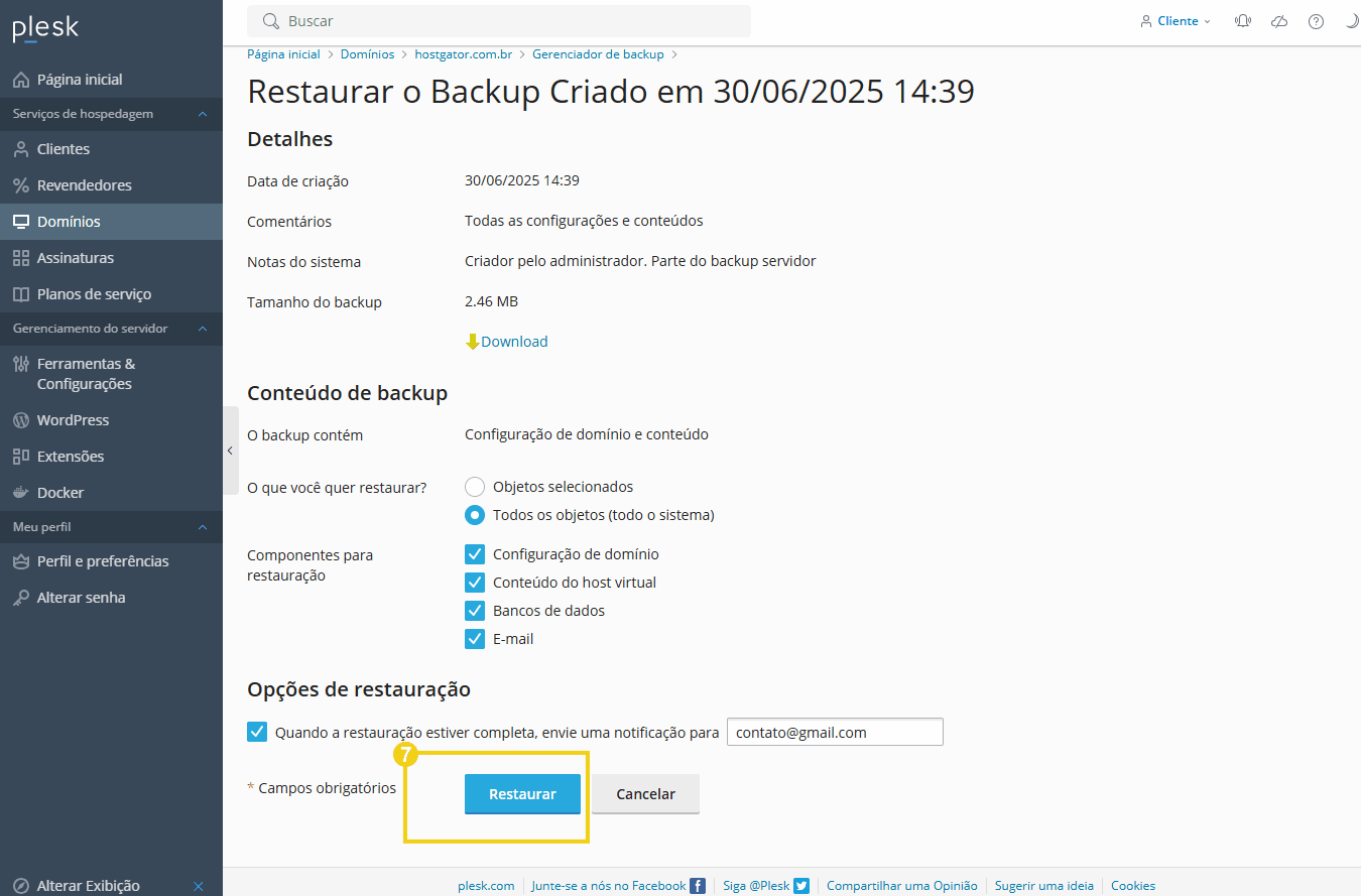 Tela do painel do sistema Plesk mostrando opção de restauração de backup de domínio, com destaque no botão 'Restaurar' e detalhes do backup