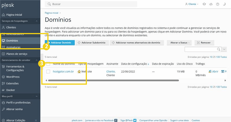 Imagem da tela de gerenciamento de domínios no Plesk, exibindo o domínio hostgator.com.br com detalhes de configuração e opções de administração