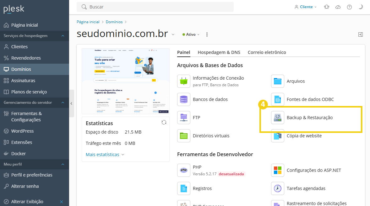Interface de gerenciamento plesk, com destaque para opção de gerar e restaurar backup