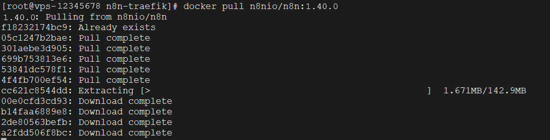 Captura de tela de uma execução do comando 'docker pull' para baixar a imagem 'n8nio/n8n' na versão 1.40.0, mostrando processos de download e extração.