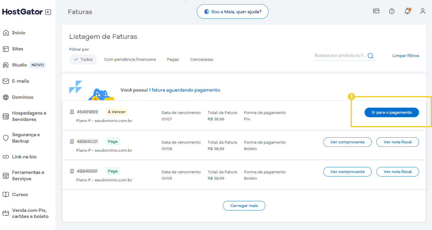Imagem de uma lista de faturas no painel do HostGator mostrando opções de pagamento, verificação de comprovantes e notas fiscais.