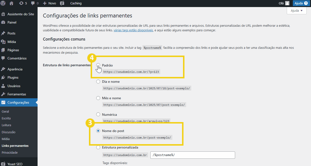 Configurações de links permanentes no WordPress mostrando opções como padrão, dia e nome, mês e nome, numérica e nome do post, com destaque para a configuração de URL personalizada.