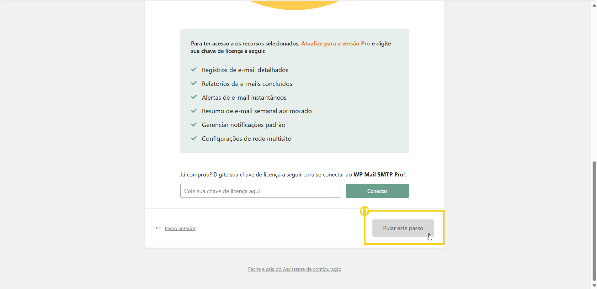 Tela de configuração de servidor de e-mails com opções de segurança e gerenciamento de notificações em painel digital.