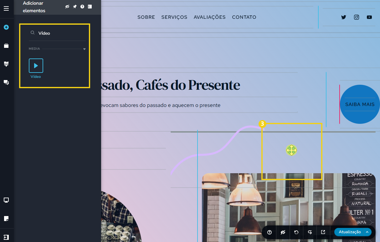 Imagem de um site de café com uma loja de café ao fundo e elementos de design digital na tela, promovendo o aroma de cafés especiais.