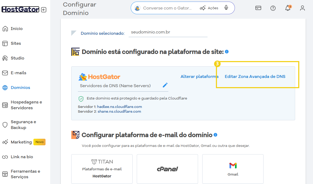 Configuração de domínio na plataforma HostGator, mostrando opções de edição de zona avançada de DNS e configuração de e-mail para domínio registrado.