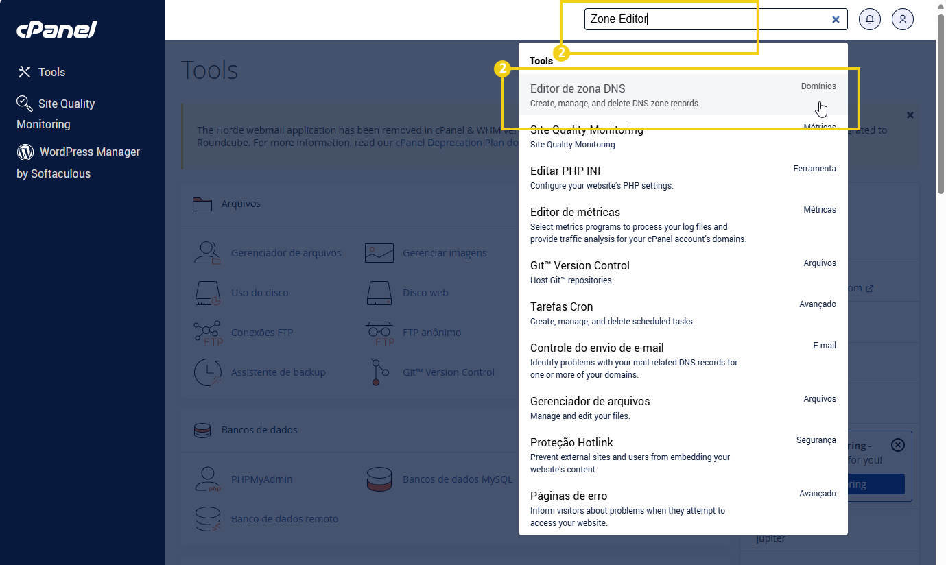Imagem de uma tela de computador mostrando o painel de controle do cPanel com destaque para a aba de ferramentas, incluindo edição de zona DNS