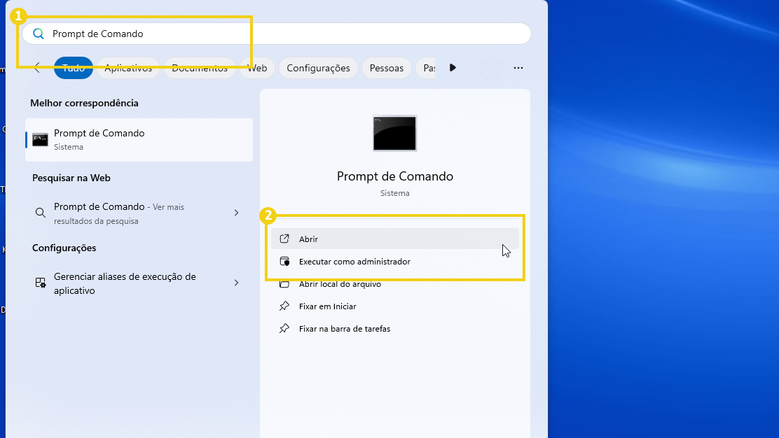A imagem mostra o menu do prompt de comando do Windows aberto com opções de execução como abrir e executar como administrador, destacando o procedimento para abrir o prompt com privilégios elevados. 