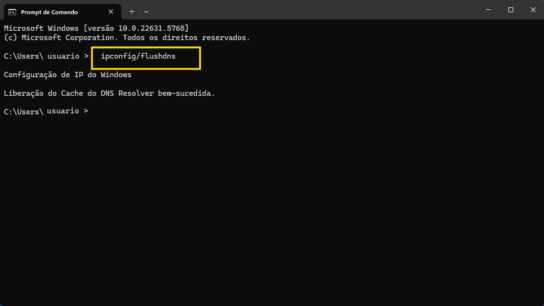 Comando ipconfig/flushdns sendo executado no Prompt de Comando do Windows para limpar o cache DNS e melhorar a resolução de nomes na rede