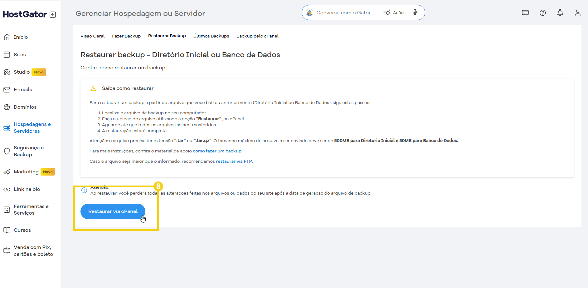 Tela de gerenciamento de hospedagem mostrando opções para restaurar backup de diretório inicial ou banco de dados via HostGator, focado em restaurar backup por email. 