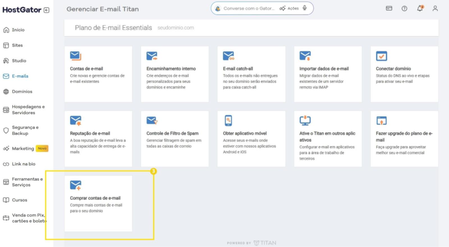Card 'Comprar contas de e-mail' destacado na tela de gerenciamento de E-mail Titan do painel HostGator.
