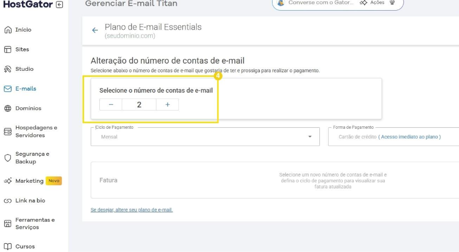 Tela de gerenciamento de E-mail Titan, com o campo "Selecione o número de contas de e-mail" e seu valor, junto aos botões de ajuste de quantidade em destaque.