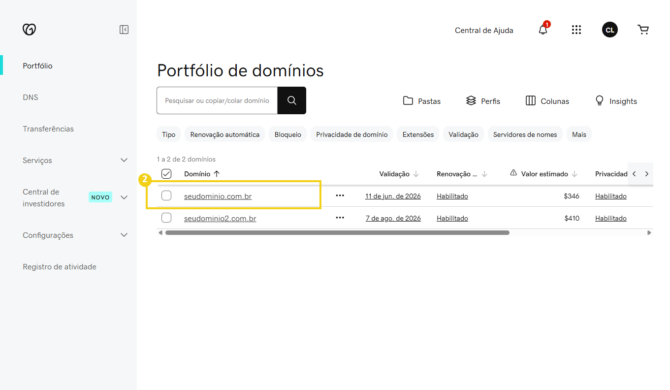 Imagem mostra tela de administração da Godaddy, na área "Portfólio de dominios" destacando um dos dois domínios listados