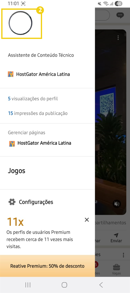 Imagem mostra menu lateral do Linkedin aberto, destacando a foto de perfil