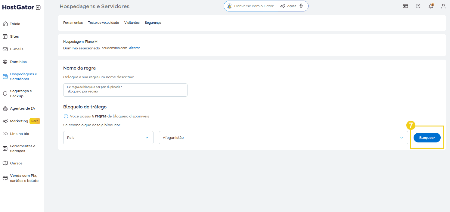 Tela do painel de configuração de bloqueio de tráfego na plataforma HostGator, exibindo opções de país e ação de bloqueio.