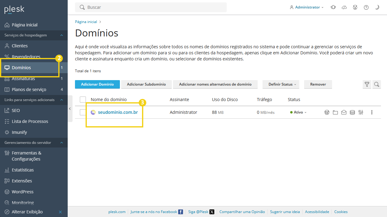 Imagem mostra a tela do Plesk, com a marcação na seção "Domínios" e no domínio que deseja configurar