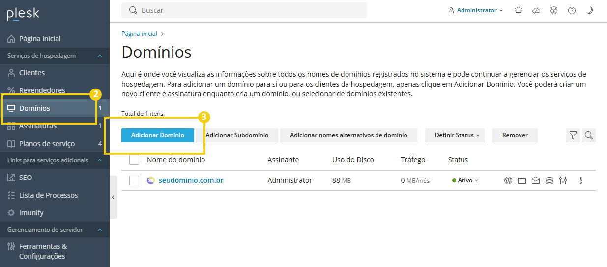 Imagem da interface do painel do Plesk mostrando a página inicial, com opções de serviços de hospedagem, clientes, revendedores e domínio, além de informações do sistema, assinaturas e configurações.