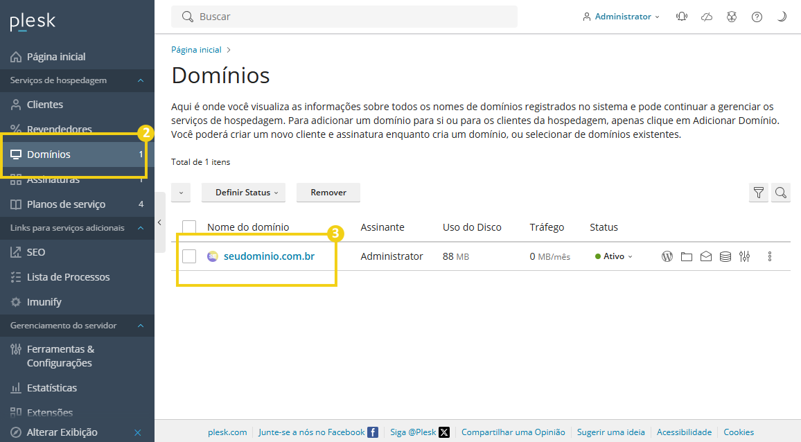 Imagem mostra o painel do Plesk, com a marcação no menu lateral na opção "Domínios" que deve ser clicada para acessar a tela de domínios e depois clicar no domínio que deseja otimizar o bando de dados
