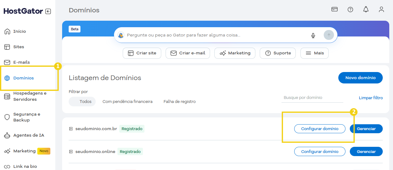 Tela do painel do HostGator mostrando a opção 'Domínios' no menu lateral, interface de gerenciamento de domínios, com destaque na opção de listar e administrar domínios disponíveis na plataforma.