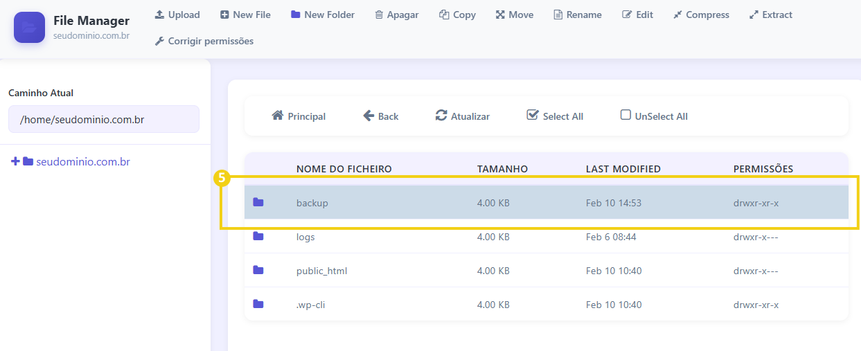 Imagem mostra o painel&nbsp;CyberPanel&nbsp;com a marcação na linha de backup