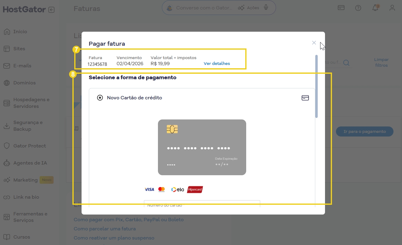 Tela de pagamento de fatura no HostGator mostrando detalhes como número, vencimento e valor total com impostos, além da opção de pagamento com cartão de crédito. 