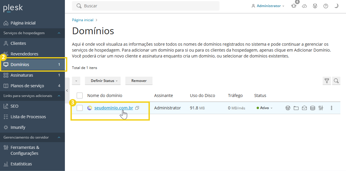 Imagem mostra painel Plesk, com destaque a opção Domínios