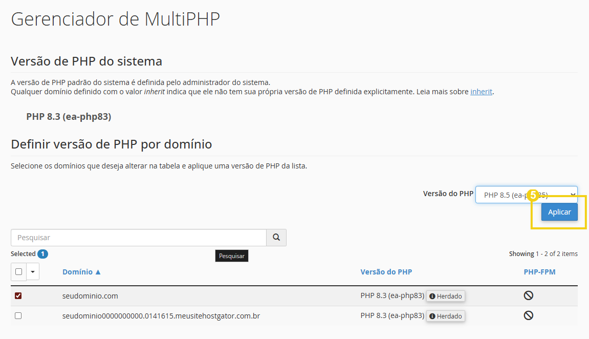 Tela de configuração do Gerenciador de MultiPHP mostrando a versão PHP aplicada ao domínio e a opção de aplicar a versão PHP, destacada na interface de administração do cPanel.