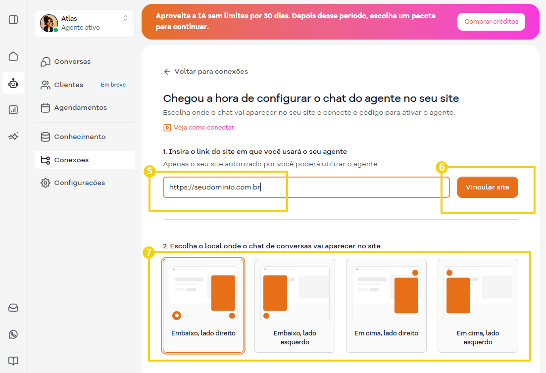 Imagem de um tutorial explicando como configurar um chat de atendimento ao cliente no site, com uma pessoa demonstrando o procedimento.