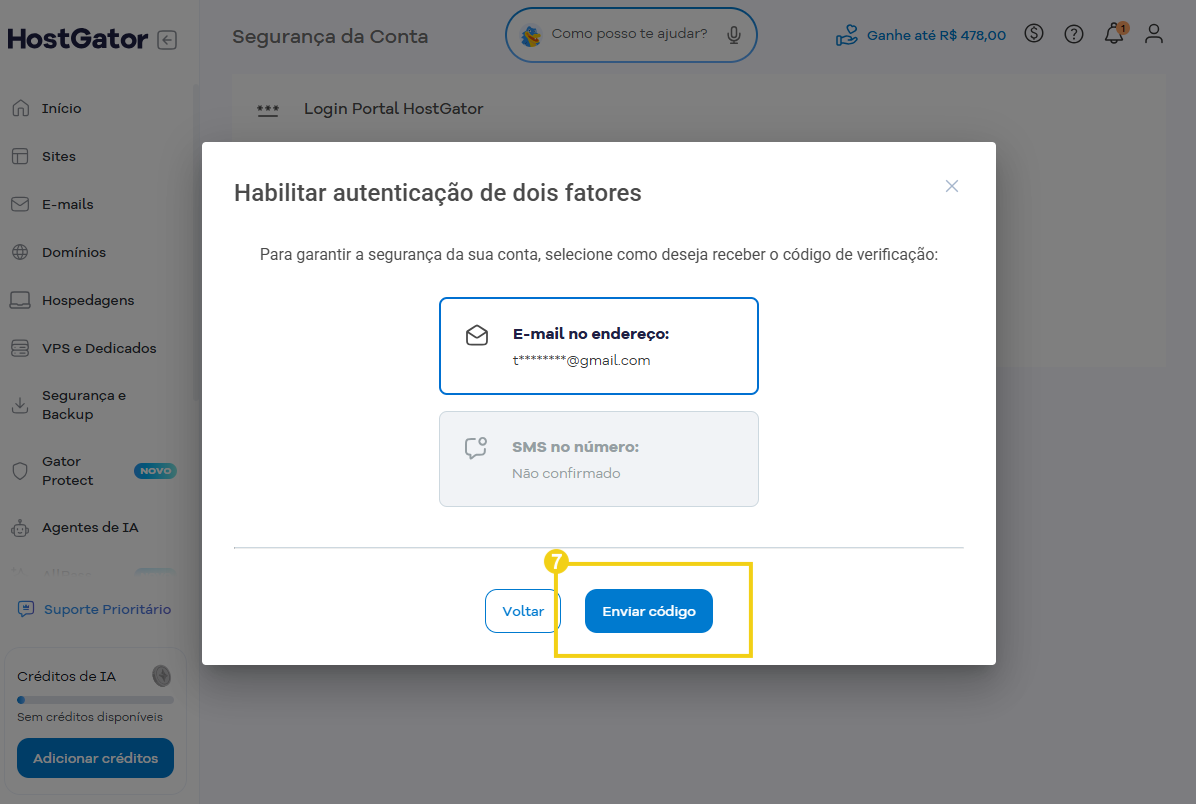 Tela do painel HostGator mostrando a opção “Habilitar autenticação de dois fatores”, com campo para receber código por e-mail e botão “Enviar código”.