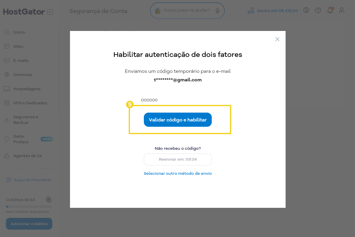 Tela de verificação do HostGator para habilitar autenticação de dois fatores, com código temporário enviado por e-mail e botão “Validar código e habilitar”.
