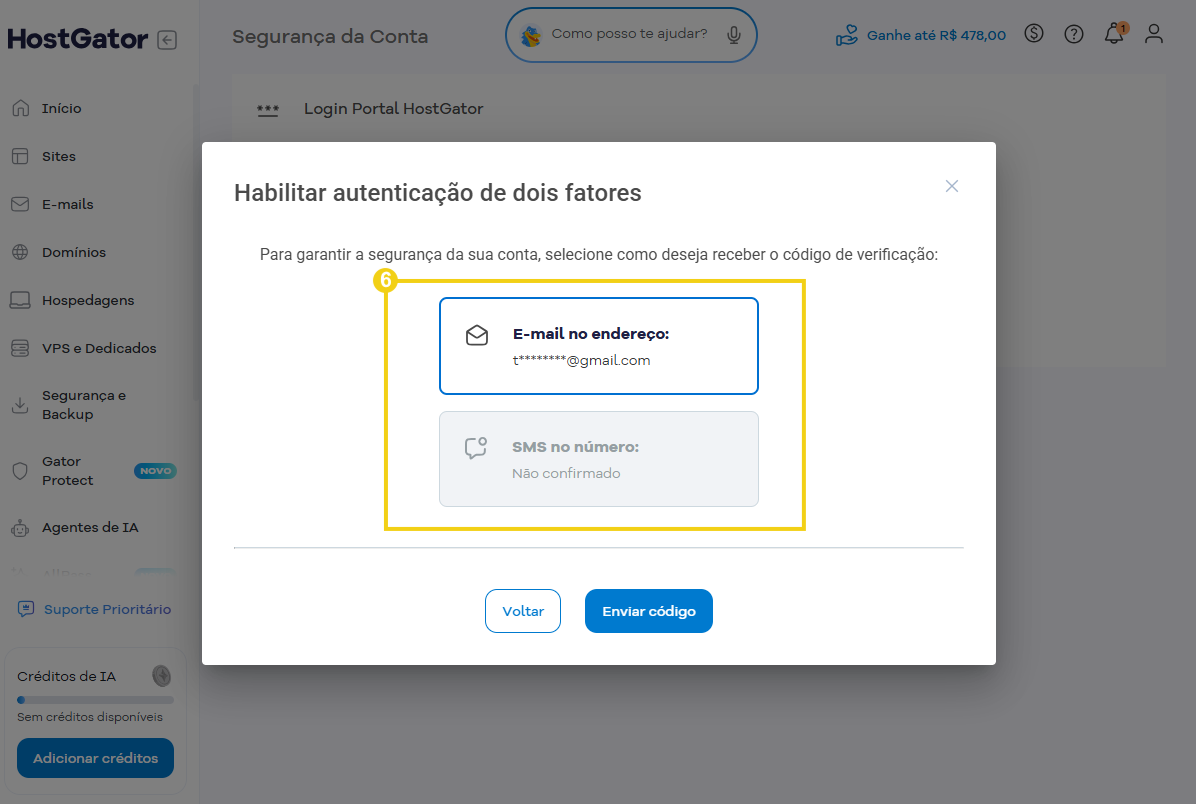 Tela de segurança da conta HostGator com formulário para habilitar autenticação de dois fatores, mostrando opções de envio de código por e-mail ou SMS e botões de ação.