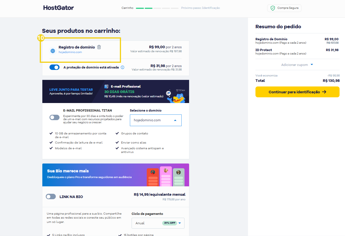 Imagem de página de checkout do HostGator mostrando a compra de domínio nacional com opções de validação e resumo do pedido.